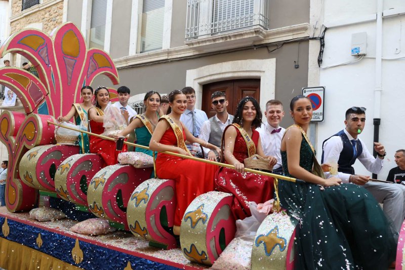 Les carrosses de Gata omplin el recorregut d’enginy, confeti,… i crítiques per l’entrada de bous “sorpresa” Les carrosses de Gata omplin el recorregut d’enginy, confeti,… i crítiques per l’entrada de bous “sorpresa”